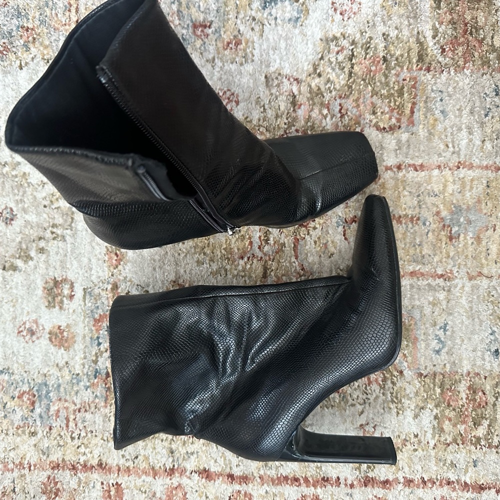 Zara Black Textured Heeled Boots